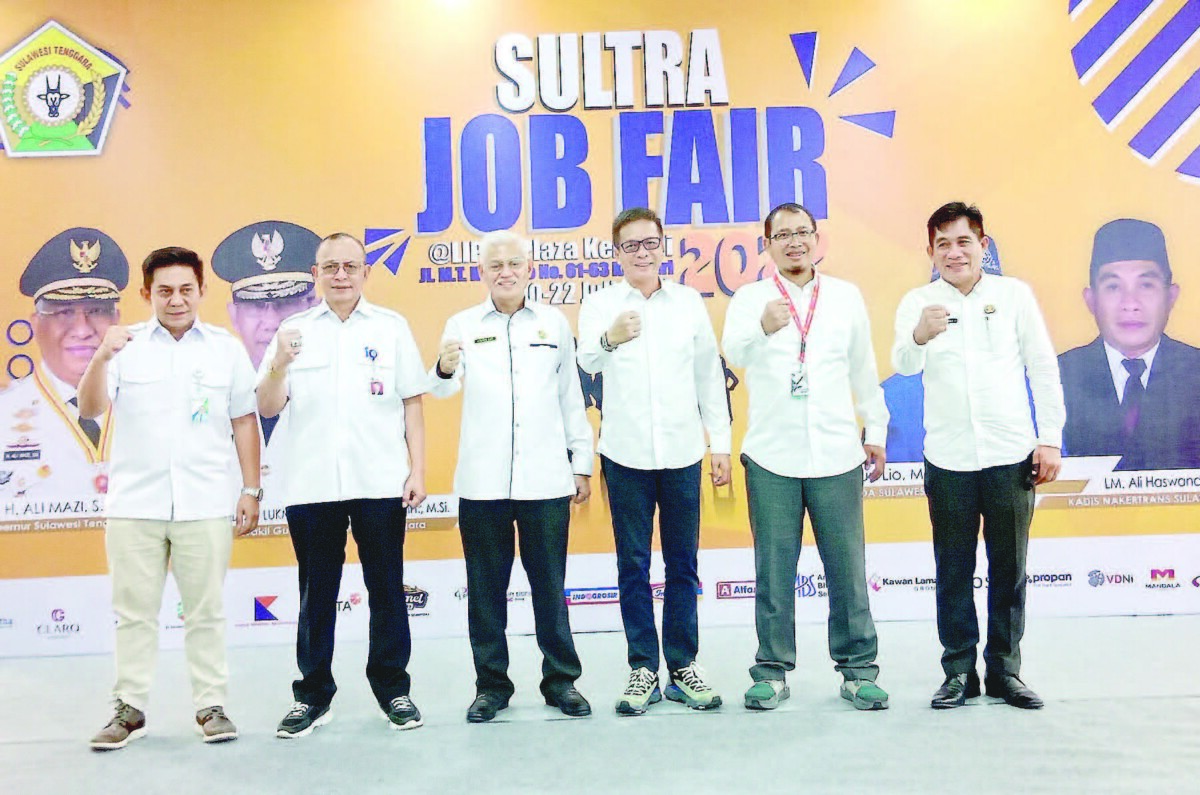 Pj. Sekda Sultra Asrun Lio (tiga dari kiri), Ketua DPRD Sultra Abdurrahman Shaleh (tiga dari kanan), Kepala Disnakertrans Sultra La Ode Muhammad Ali Haswandy (kanan) dan Kepala BLK Kendari, La Ode Haji Polondu (dua dari kiri) dalam kegiatan Sultra Job Fair 2022, Rabu (20/7), kemarin.
