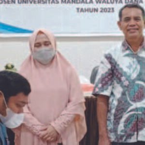Rektor UMW, Ratna Umi Nurlila (tengah) foto bersama Kepala LPPM UMW, La Djabo Buton (pakai batik) serta dosen yang lolos pendanaan Kemenristek, kemarin.