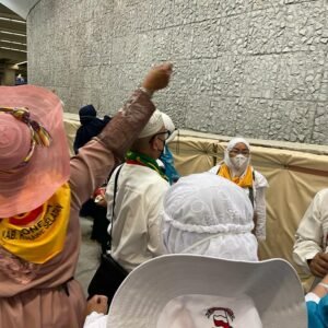 Jemaah haji Konsel, Sultra saat melempar jumrah di Mina.1