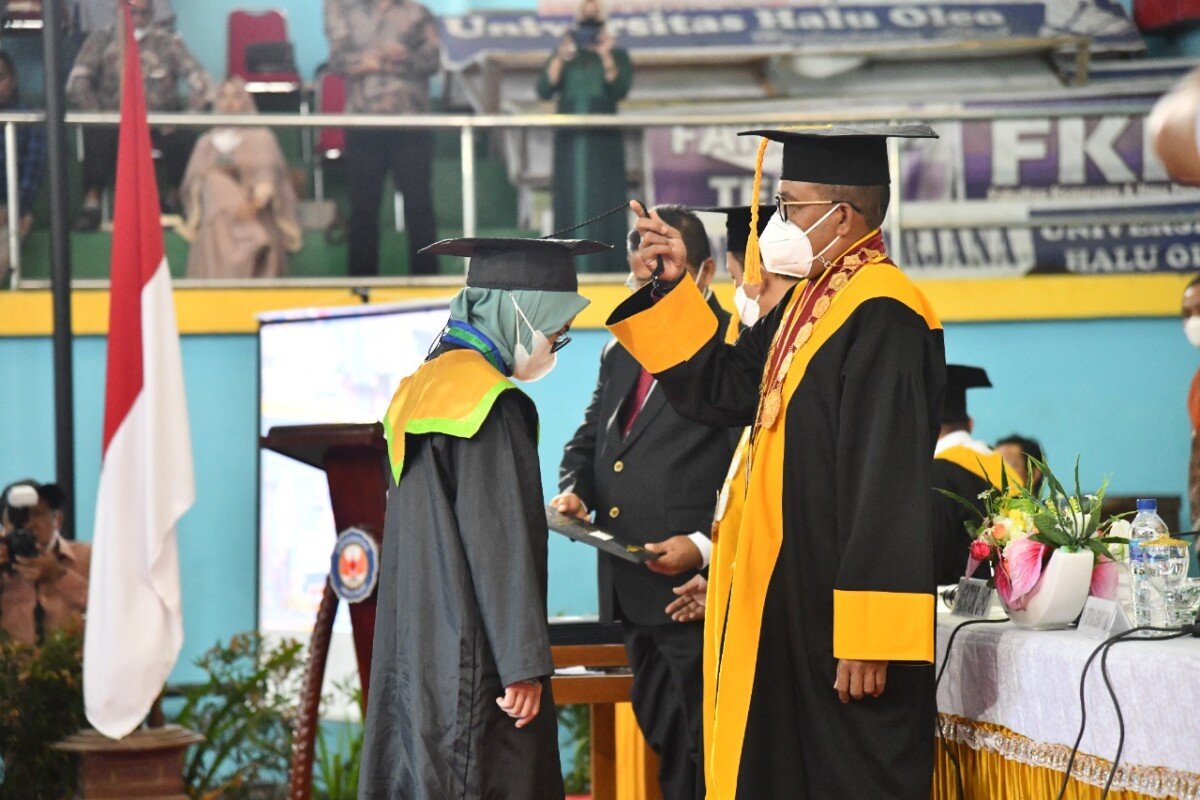 Rektor UHO Prof.Zamrun (kanan) mewisuda sarjana.1