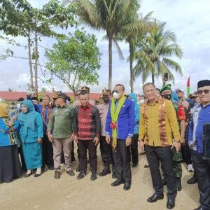 Sekab Konawe, Ferdinand Sapan (kedua dari kanan) saat menyambut kunjungan Ketua Tim Penilai Lomba Desa dan Kelurahan tingkat Sultra, La Ode Paliawaludin (tiga dari kanan) dalam rangka penilaian di Desa Linonggasay, kemarin.