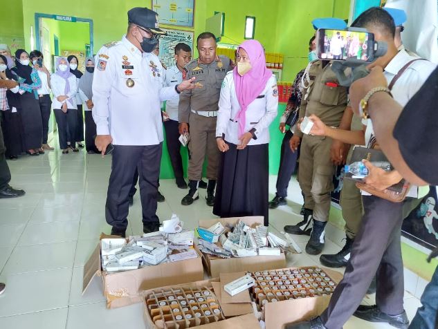 Pj Bupati Mubar, Bahri kiri mempertanyakan tentang berbagai jenis obat yang telah kedaluwarsa padahal belum lama diterima dari pihak yang mengadakan. Tampak Kepala Puskesmas Barangka, Riwayani (kanan/jilbab ping) memberikan penjelasan. (Foto: Akhirman)