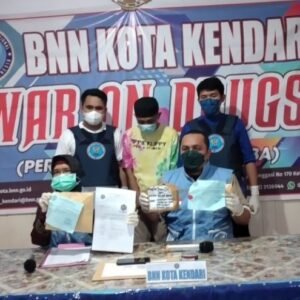 Kepala BNN Kota Kendari, Murniaty (duduk sebelah kanan) memperlihatkan barang bukti hasil tangkapan dari tersangaka pengedar ganja inisial O di aula Kantor BNN Kota Kendari, kemarin.