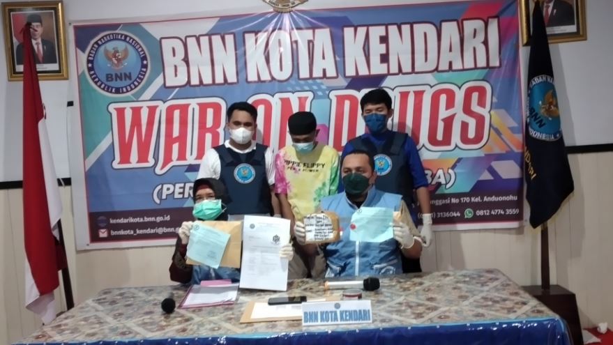Kepala BNN Kota Kendari, Murniaty (duduk sebelah kanan) memperlihatkan barang bukti hasil tangkapan dari tersangaka pengedar ganja inisial O di aula Kantor BNN Kota Kendari, kemarin.