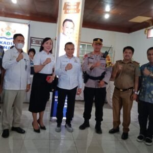 Ketua Kadin Konawe Yusran Akbar (tengah) bersama Kepala DisperindagKop-UMKM, Jahiuddin (kedua dari kanan) dan stakeholder terkait, berfoto bersama saat pembukaan pasar murah, kemarin