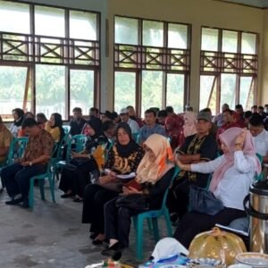 Suasana pertemuan antara pihak Dinsos Konawe dan DPMD, serta para Kades, terkait graduasi KPM penerima Bansos di daerah itu.