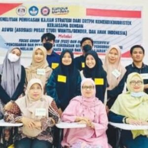 Ketua Peneliti, Dr. Sartiah Yusran, M.Ed., Ph.D (jilbab pink), Tim Peneliti, Dr. Laxmi (jilbab coklat), Tim Peneliti, Dr. Elianti Mokodompit (jilbab hijau), Tim Peneliti, Dr. Sabrina Hidayat (ujung kanan).