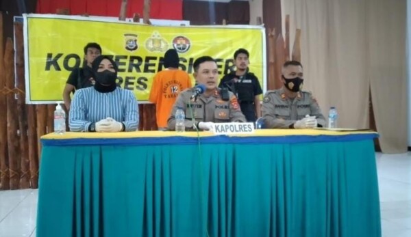 Kapolres Baubau, AKBP Erwin Pratomo (tengah) saat konferensi Pers, Selasa,(9/8).