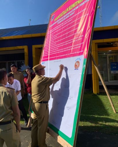 Penjabat (Pj) Bupati Muna Barat, Bahri bertanda tangan pada baliho peryataan komitmen pelaksanaan percepatan penurunan angka stunting di daerah itu bersama para pimpinan OPD dan para camat se Mubar. Foto: Akhirman