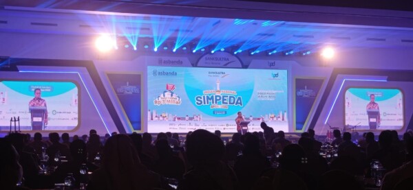 Dirut Bank Sultra Abdul Latif membuka penarikan undian nasional Simpeda.1