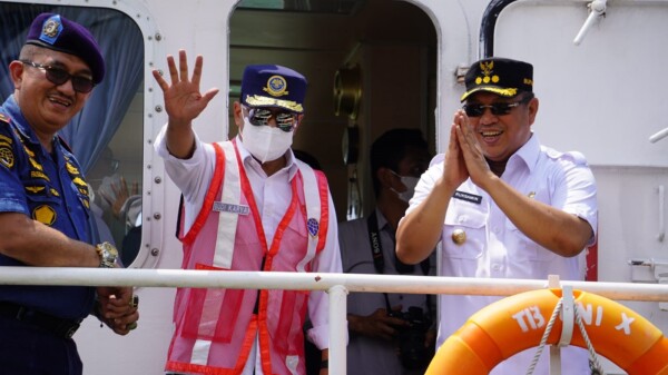 Kepala UPP Klas III Syahbadar Molawe, Faisal Ponto (kiri), Menhub RI