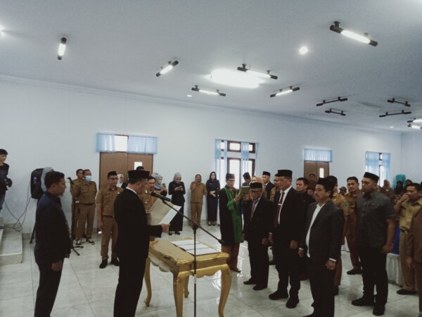 Sekab Konawe Ferdinand Sapan (kiri), saat mengambil sumpah pejabat eselon II yang dilantik, di Aula kantor BKPSDM Konawe, kemarin