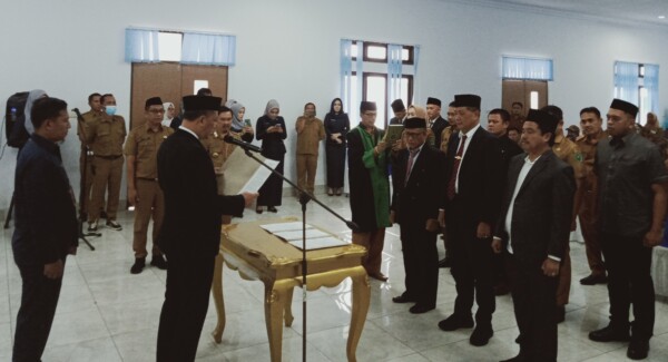 Sekab Konawe Ferdinand Sapan (kiri), saat mengambil sumpah pejabat eselon II yang dilantik, bertempat di Aula kantor BKPSDM Konawe, Selasa