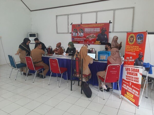 Suasana vaksinasi yang dilakukan Pemkab Kolaka bekerja sama dengan Badan Intelijen Negara, di Kantor Dinas Perkebunan dan Peternakan Kolaka, kemarin