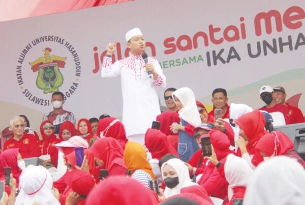 Ustaz Das'ad Latif menyampaikan tausiyah di hadapan peserta yang mengikuti jalan santai merdeka bersama IKA Unhas wilayah Sulawesi Tenggara di Pelataran Menara Ex-MTQ, Kendari, Minggu (21/8).