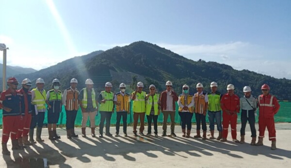 Staf Khusus Wakil Presiden, Sukriansyah S Latief (kedua dari kanan) saat meninjau pembangunan Bendungan Ameroro, Konawe, Senin (22/8/2022).