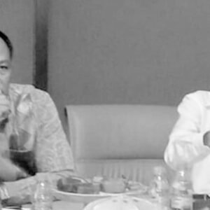 Ketua KPU Konawe, Muhammad Azwar (kanan) bersama Sekretaris Kabupaten, Ferdinand Sapan (kiri) dalam pertemuan membahas usulan dana Pilkada tahun 2024 mendatang