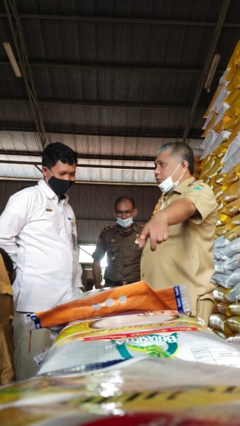 Bupati, Kery Saiful Konggoasa (kanan) didampingi Kabulog Subdivre Konawe, Yusran Yunus, ketika meninjau stok beras yang berada dalam gudang Bulog.