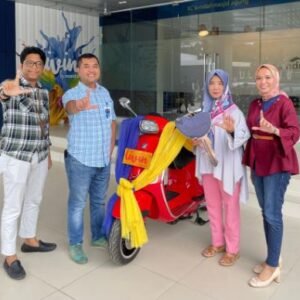 Rosma Radda (dua kanan), mengambil hadiah Vespa yang diraih anaknya, Indra dalam undian livin to the max Bank Mandiri, kemarin.