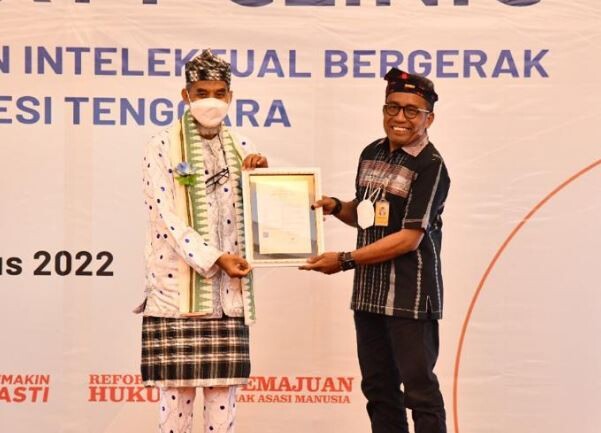 Plt Direktur Jenderal Kekayaan Intelektual Kemenkumham RI Razilu (kiri) menyerahkan sertipikat kekayaan intelektual kepada Rektor UHO Prof. Zamrun (kanan), dalam kegiatan Mobile Intellectual Property Clinic (MIC) yang digelar di Claro Kendari, Senin (08/08/2022).
