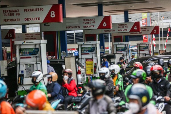 Warga antre mengisi Bahan Bakar Minyak (BBM) di SPBU Kawasan Jakarta, Rabu (31/8). (MIFTAHULHAYAT/JAWA POS )