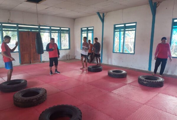 Sejumlah atlet wushu Mubar melakukan latihan persiapan berlaga pada Porprov ke-XIV 2022 di Kota Baubau dan Buton. Pada Porprov kali ini wushu target lima medali emas. Foto: Akhirman