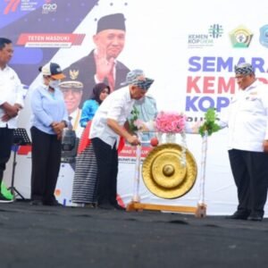 Gubernur Ali Mazi dampingi Menteri Koperasi Teten Masduki, dalam pameran UMKM.1