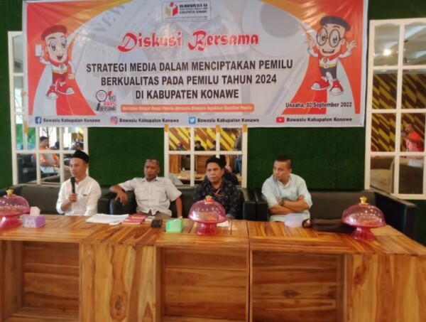 Ketua Bawaslu Konawe Sabdah, pemateri dari pihak pers Arafat, Kordiv SDM & Organisasi Bawaslu Konawe Rahmat, serta Kordiv HPP Bawaslu Konawe Indra Eka Putra, saat diskusi bertajuk peran media dalam menciptakan pemilu berkualitas, Jumat (2/9).