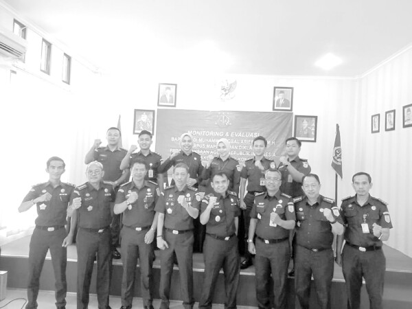 Kapus Mapim Badiklat Kejaksaan RI, Andi Muhammad Iqbal Arief (depan, empat dari kiri) bersama Kajari Konawe, Musafir Menca (depan, tiga dari kiri) serta tim Pusdiklat Mapim, berpose bersama dalam kegiatan Monev.