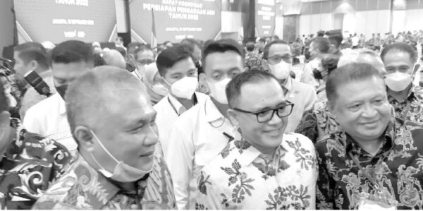 Bupati Konawe, Kery Saiful Konggoasa (kiri) berdampingan dengan MenPAN-RB Abdullah Azwar Anas (tengah), usai Rakor persiapan pengadaan ASN tahun 2022 di Jakarta