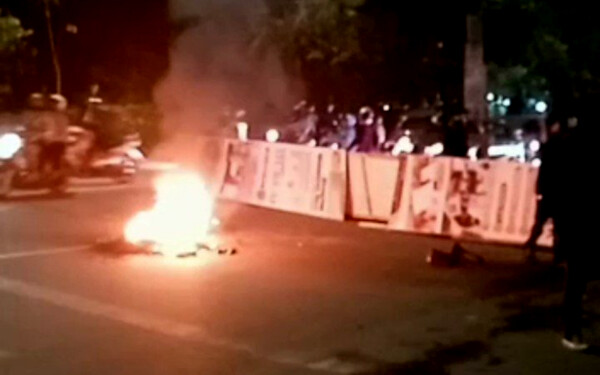 mahasiswa-di-makassar-masih-melakukan-unjuk-rasa-hingga-laru-qjjy