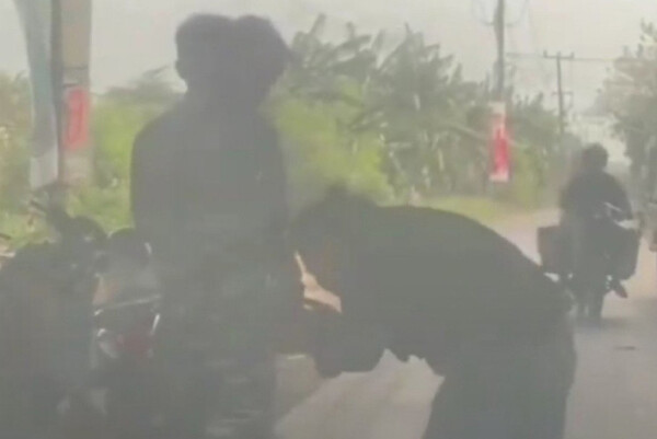 situasi-saat-sejumlah-preman-meminta-maaf-kepada-prajurit-tn-ybni