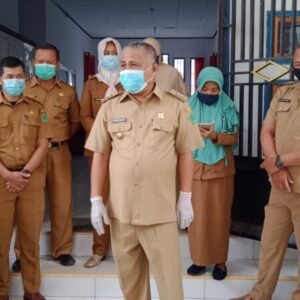 Bupati Konawe Kery Saiful Konggoasa (tengah) dalam sebuah kesempatan berkunjung ke Kantor Dinsos Konawe.