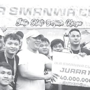 Ketua IKA SMANWA sekaligus Bupati Konut Ruksamin, menyerahkan piala dan uang pembinaan kepada Manajer Bhayangkara Polres Konawe FC AKP Mohammad Jacub Kamaru, yang keluar sebagai jawara IKA SMANWA Cup