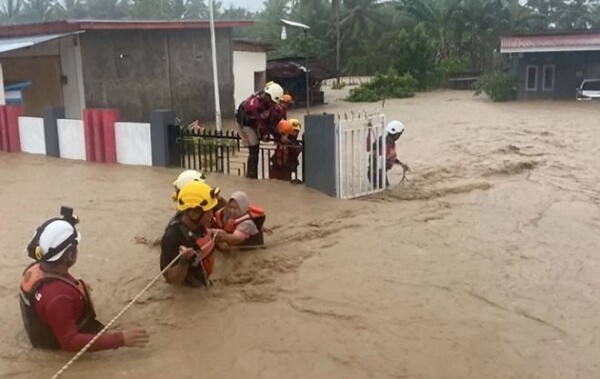 Akibat intesitas hujan cukup tinggi sejumlah wilayah di Kecamatan Kalukku dilanda banjir. Nampak tim SAR melakukan pertolongan ke korban banjir. (radar sulbar)