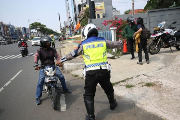 Pengendara motor terjaring razia yang digelar Satlantas Polres Metro Depok di Jalan Margonda, Depok, Jawa Barat. (MIFTAHULHAYAT/JAWA POS)