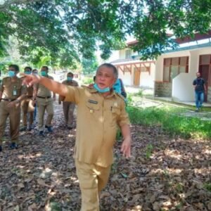 Bupati Konawe Kery Saiful Konggoasa, saat meninjau kondisi bangunan di kompleks GOR Abunawas, beberapa waktu lalu