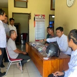 F, (51) warga Bomnana saat menjalani pemeriksaan kasus penikaman yang menyebabkan korban D (40) tewas.