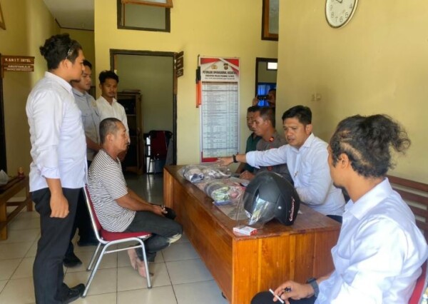 F, (51) warga Bomnana saat menjalani pemeriksaan kasus penikaman yang menyebabkan korban D (40) tewas.