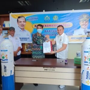 Ketua Kadin Konawe, Yusran Akbar (kanan) secara simbolis menyerahkan bantuan 50 tabung oksigen kepada Direktur BLUD RS, dr. Agus Lahida, kemarin