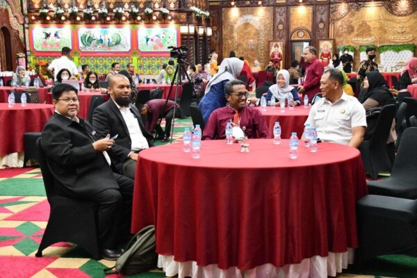 Sekab Konawe Ferdinand Sapan (kanan) bersama Rektor UHO, Prof. Dr. Muhammad Zamrun Firihu (kedua dari kanan) berdiskusi disela-sela kegiatan seminar internasional bertajuk ICICS ke-X.
