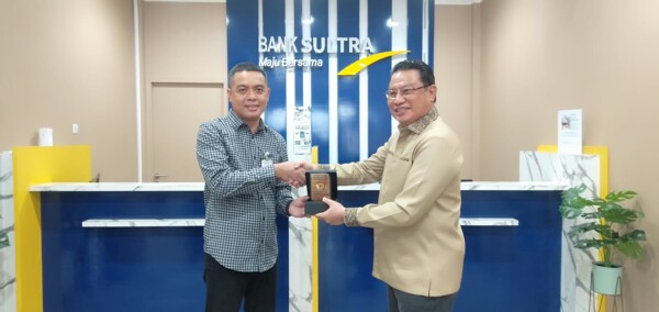 Wakil Ketua DPRD Sultra Herry Asiku (kanan) menerima cendera mata dari Kepala Bank Sultra Kantor Cabang Jakarta Andri Triadi (kiri) usai diskusi di Kantor Bank Sultra Cabang Jakarta, Rabu (16/11), kemarin.