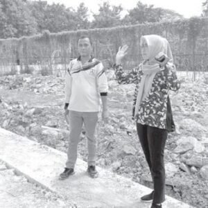 Kadis PUPR-PKP Konawe, Noor Jannah (kedua dari kanan) ketika meninjau proyek revitalisasi Kota Unaaha di kompleks perkantoran Pemkab, kemarin.