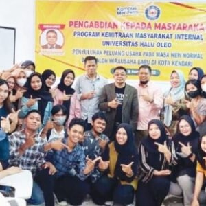 Foto bersama para dosen, narasumber , alumni dan mahasiswa usia kegiatan penyuluhan peluang usaha bagi calon pengusaha muda di Fakultas Ekonomi dan Bisnis Universitas Halu Oleo.