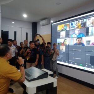 Sekab Konawe, Ferdinand Sapan (kiri) saat mencoba perangkat zoom yang tersedia di ruang Command Center Pemkab, kemarin