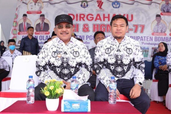 Pj Bupati Bombana, Burhanuddin (kiri) bersama dengan Ketua DPRD, Arsyad komitmen untuk mengalokasikan anggaran untuk sektor pendidikan sebesar 20 persen sesuai amanat undang-undang.