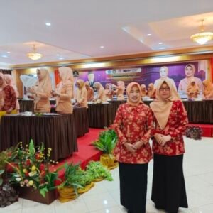 Penasehat DWP Kota Kendari, Siti Chomsah Asmawa Tosepu (kiri) dan Ketua DWP Kota Kendari, Irma Ridwansyah Taridala.1