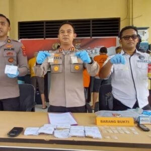 Kapolres Kolaka, AKBP Resza Ramadianshah didampingi Kabag Ops AKP I Gede Pranata Wiguna dan Kasat Narkoba Iptu Alwi memperlihatkan para tersangka dan barang bukti narkoba yang berhasil diungkap selama Agustus hingga Oktober.