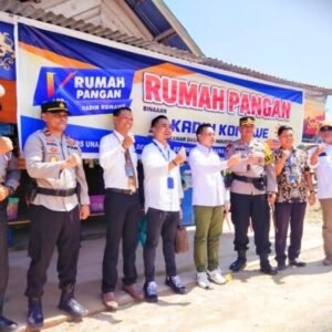 Ketua Kadin Konawe, Yusran Akbar (tengah), Kapolres, AKBP Ahmad Setiadi (keempat dari kanan) serta jajaran stakeholder lainnya, berpose bersama saat launching rumah pangan dan gelaran pasar murah di Desa Momea, Kecamatan Tongauna, kemarin.