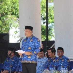 Sekab Konawe, Ferdinand Sapan, saat memimpin upacara HUT ke-51 Korpri serta HUT ke- 77 PGRI di pelataran kantor Pemkab, kemarin